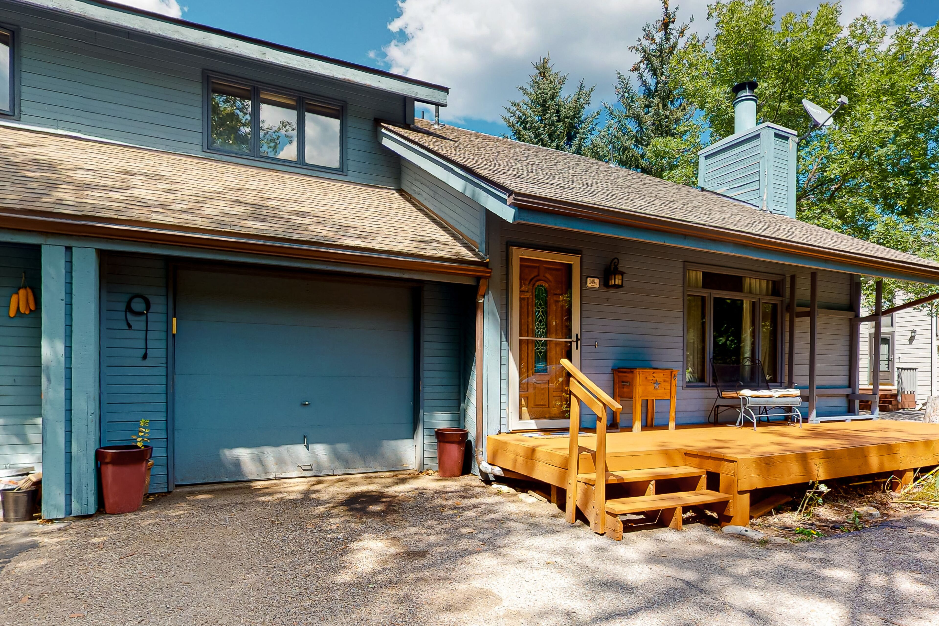 Dog-friendly home with a fireplace, grill, enclosed yard, firepit & washer/dryer