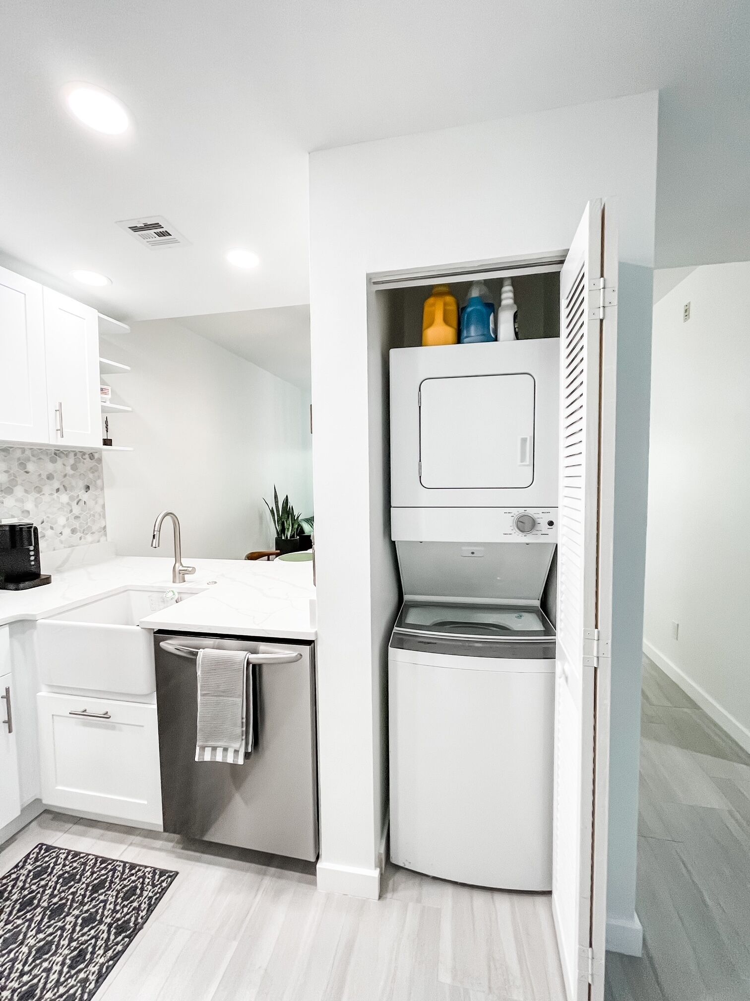 2bd 2ba renovated condo in the heart of Naples. 10mins to the beach & shops! 