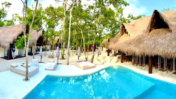 สระว่ายน้ำกลางแจ้ง