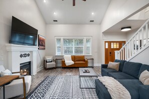 Smart TV, fireplace, ping pong, books