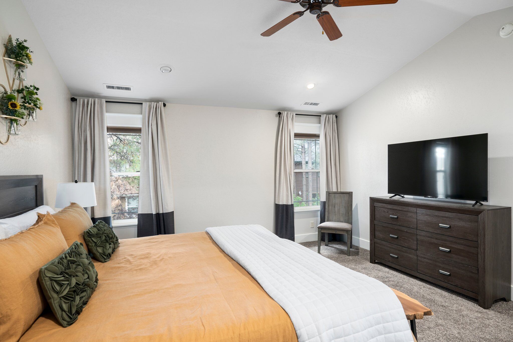 Peaks &Pines-Hot Tub, Nearby Trails, National Forest and Park