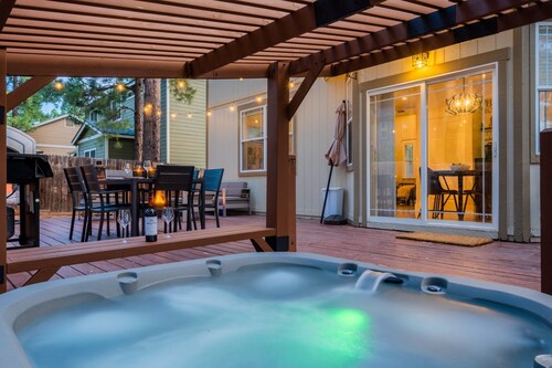 Peaks &Pines--Hot Tub, Nearby Trails, National Forest and Park