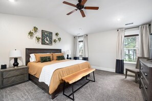 4 chambres, fer et planche à repasser, lit de bébé portatif