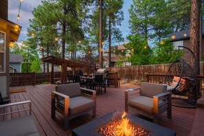 Outdoor dining - Peaks &Pines--Hot Tub, Nearby Trails, National Forest and Park (Flagstaff)