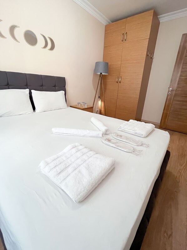 Desk, bed sheets - Arf Residence Suite & Hotel (Izmir)