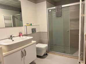 Luxury Apartment | Bathroom | Shower, rainfall showerhead, free toiletries, towels