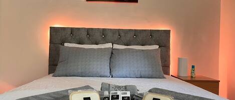 Classic Studio | Desk, bed sheets