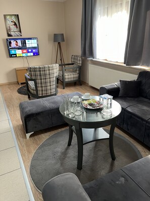 81-inch LCD TV with satellite channels, TV - Arf Residence Suite & Hotel (Izmir)