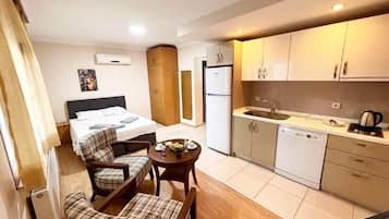 Classic Studio | Private kitchen | Fridge, electric kettle, cookware/dishes/utensils, cleaning supplies