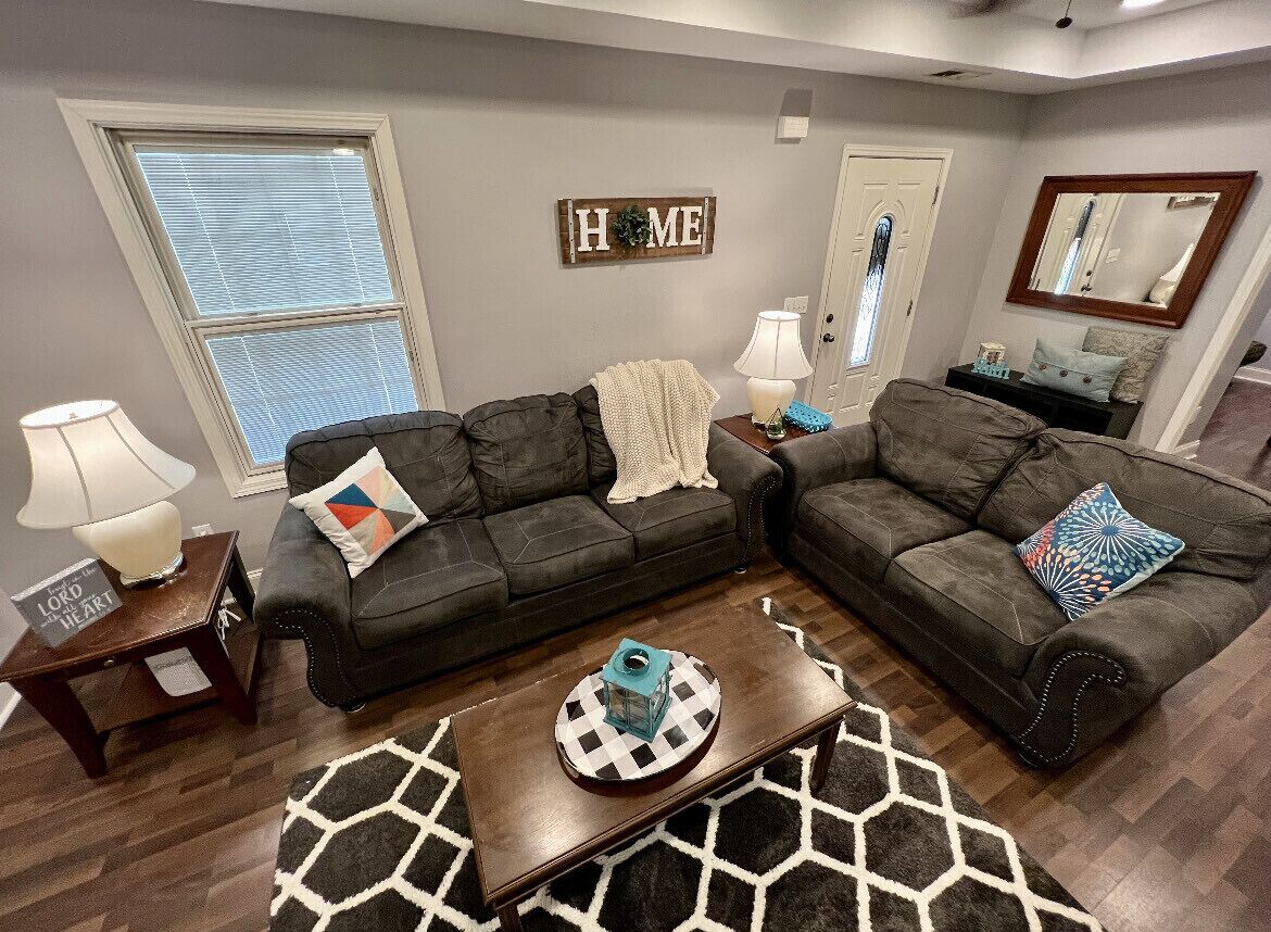 Family Farm Cottage Conveniently Located.