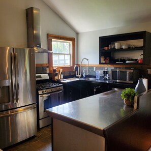 Frigorifero, microonde, forno, piano cottura