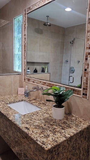 Dusche, Handtücher, Seife, Toilettenpapier