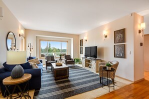 Een televisie, een open haard en boeken