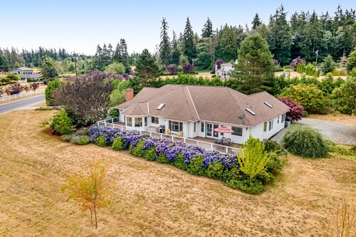 Newly updated home with sweeping cascade views, gas grill, WiFi & lush acreage
