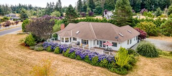 Newly updated home with sweeping cascade views, gas grill, WiFi & lush acreage
