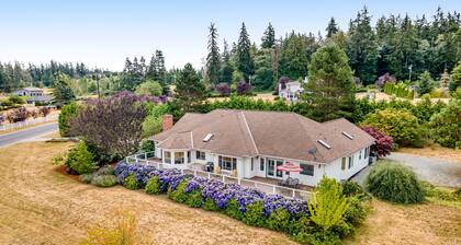 Newly updated home with sweeping cascade views, gas grill, WiFi & lush acreage