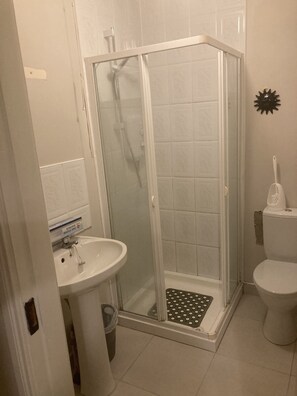 Combined shower/bathtub, deep-soaking bathtub, hair dryer, towels - Beautiful 4 Bedroom House in West Clare (Burane Lower)