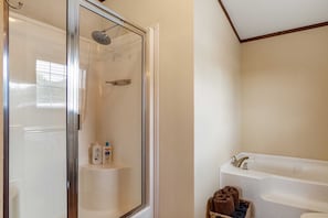 Combined shower/tub, towels