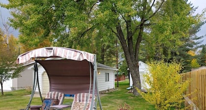 Quaint Cottage with lake access.<br>