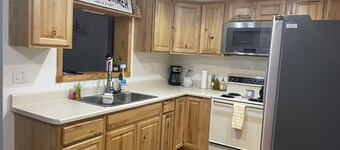 Quaint Cottage with lake access.<br>