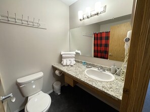 Ensemble douche/baignoire, sèche-cheveux, serviettes fournies, savon