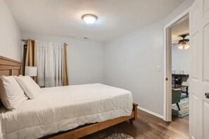 4 bedrooms, iron/ironing board, free WiFi, bed sheets - Four bedroom Single Family home (Aurora)