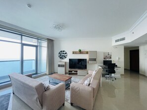 Smart TV, computer monitors - Beachfront paradise just minutes from Dubai (Ajman)