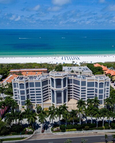 Lovely Beachfront condo with pool access sleeps 4