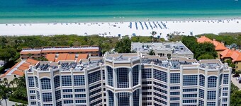 Lovely Beachfront condo with pool access sleeps 4