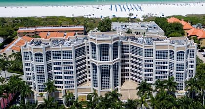 Lovely Beachfront condo with pool access sleeps 4