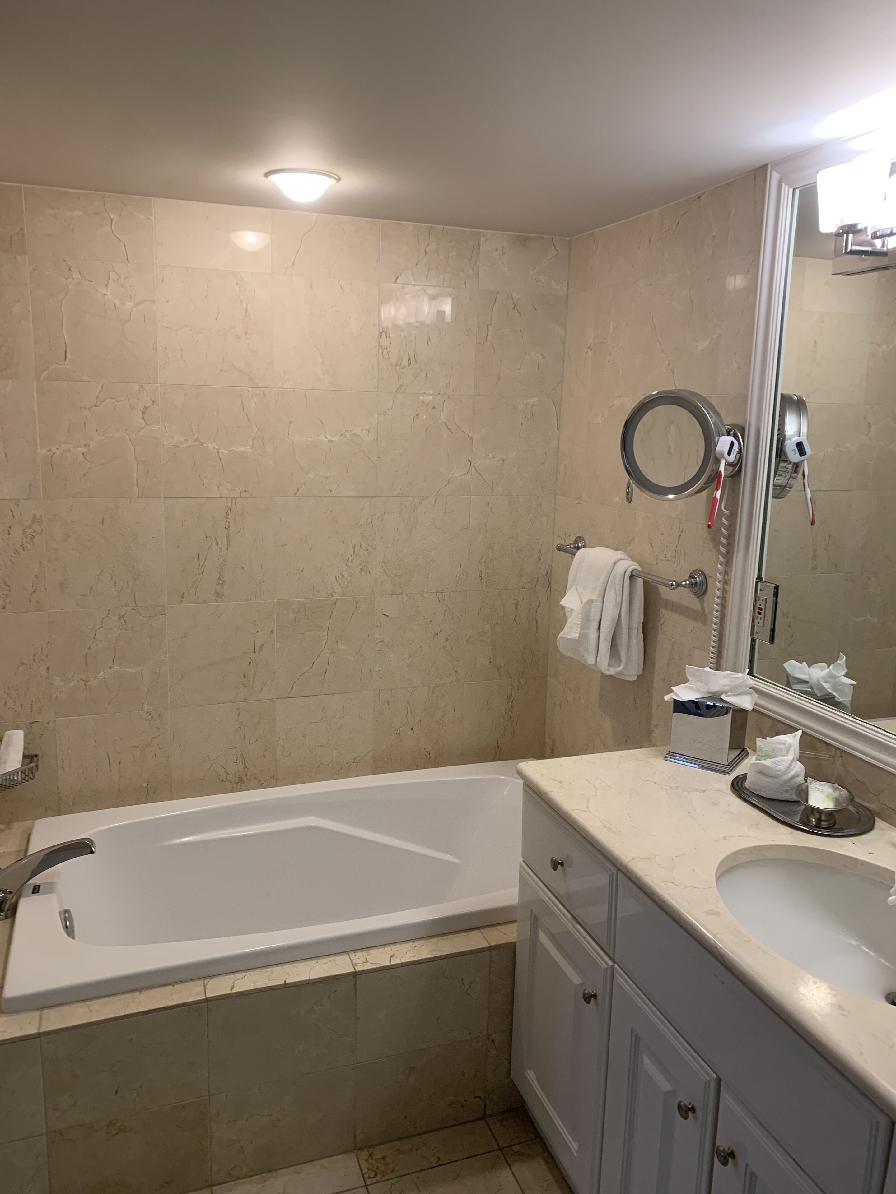 Lovely Beachfront condo with pool access sleeps 4