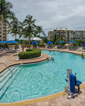 Alberca al aire libre y alberca climatizada