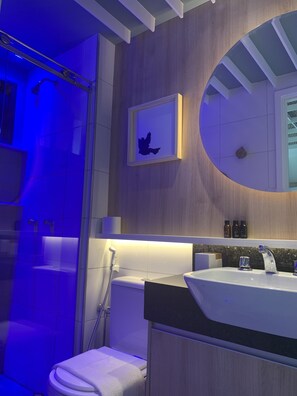 Dusche, Haartrockner, Handtücher, Seife