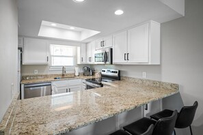 Kjøleskap, mikrobølgeovn, ovn og kokeplater