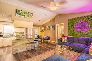 Smart-TV, Bücher, Musikbibliothek, Videothek