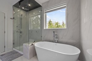 Badewanne, Haartrockner, Handtücher, Seife