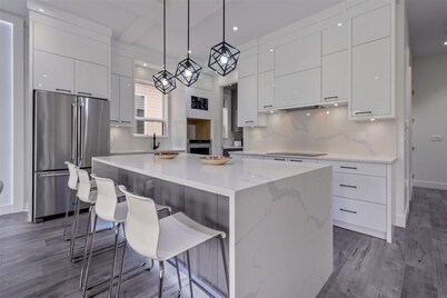 🍁Brand new, cheerful, exquisite 4 BR house,fast wifi,parking🏆