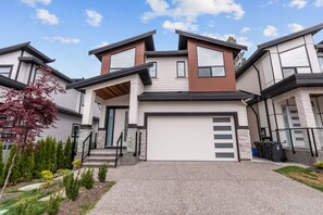 Exterior - 🍁Brand new, cheerful, exquisite 4 BR house,fast wifi,parking🏆 (Langley Township)