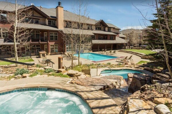 Piscine intérieure, piscine extérieure