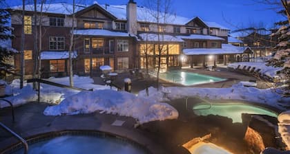 Ski-In/Ski-Out Grand Timber Lodge Retreat+Amenities, 2BD Suite, Sleeps 8