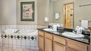 浴缸、按摩浴缸、吹风机、毛巾