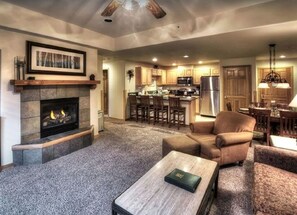 Télévision à écran plat, cheminée, jeux vidéo, lecteur de DVD