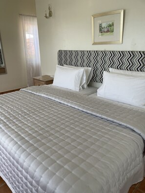 4 chambres, coffres-forts dans les chambres, fer et planche à repasser