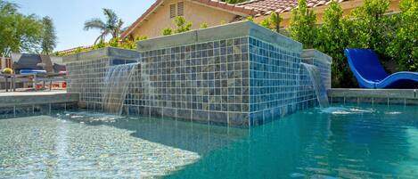 Alberca al aire libre y alberca climatizada