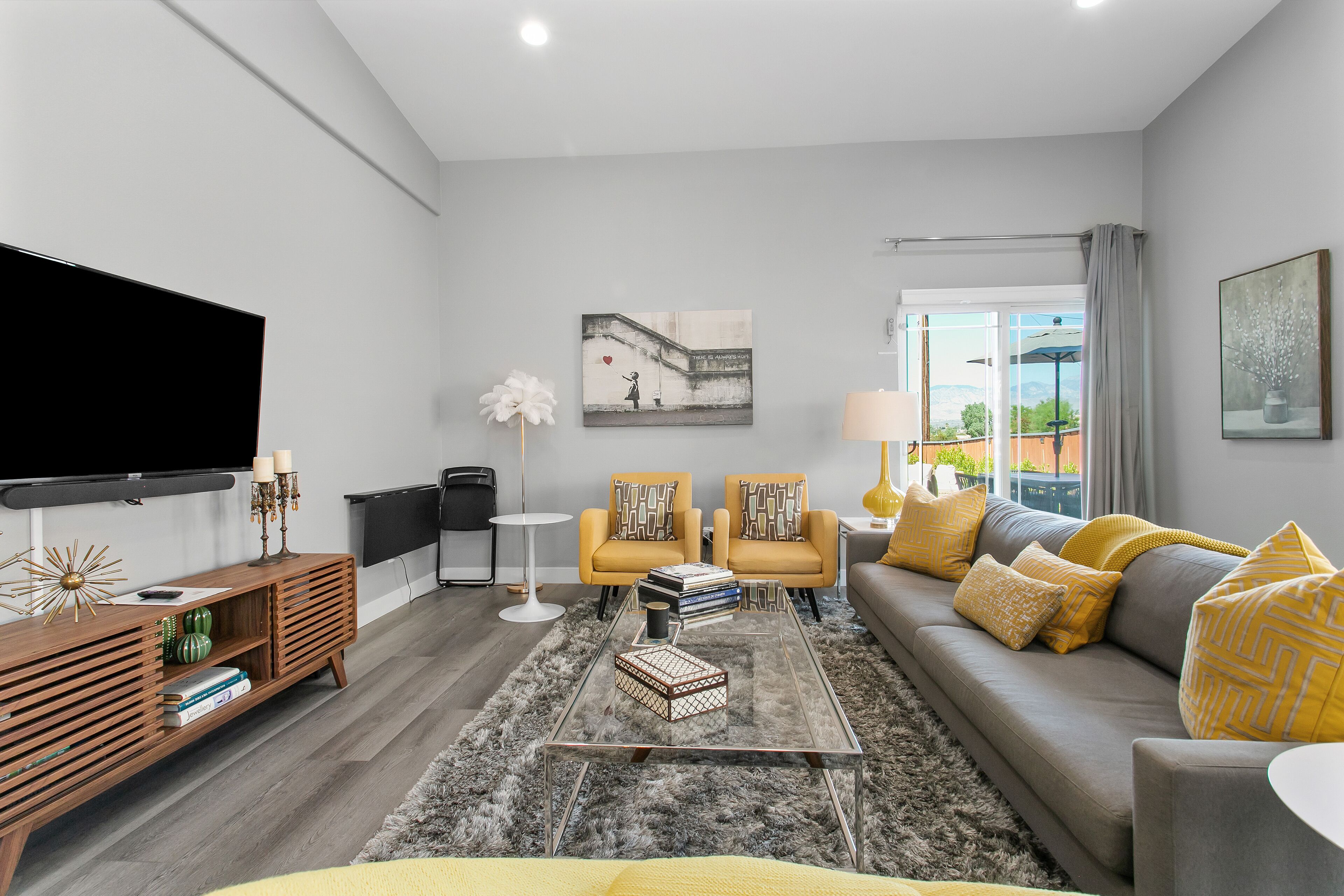 Beautiful Spacious Home with Salt Water Pool & Hot tub near Palm Springs in DHS