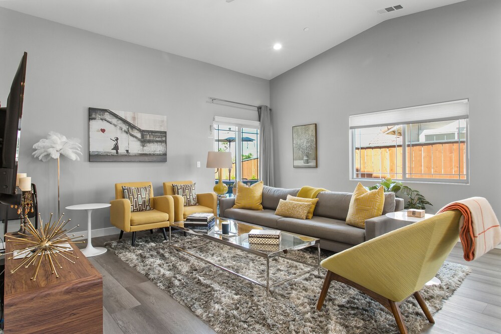Beautiful Spacious Home with Salt Water Pool & Hot tub near Palm Springs in DHS