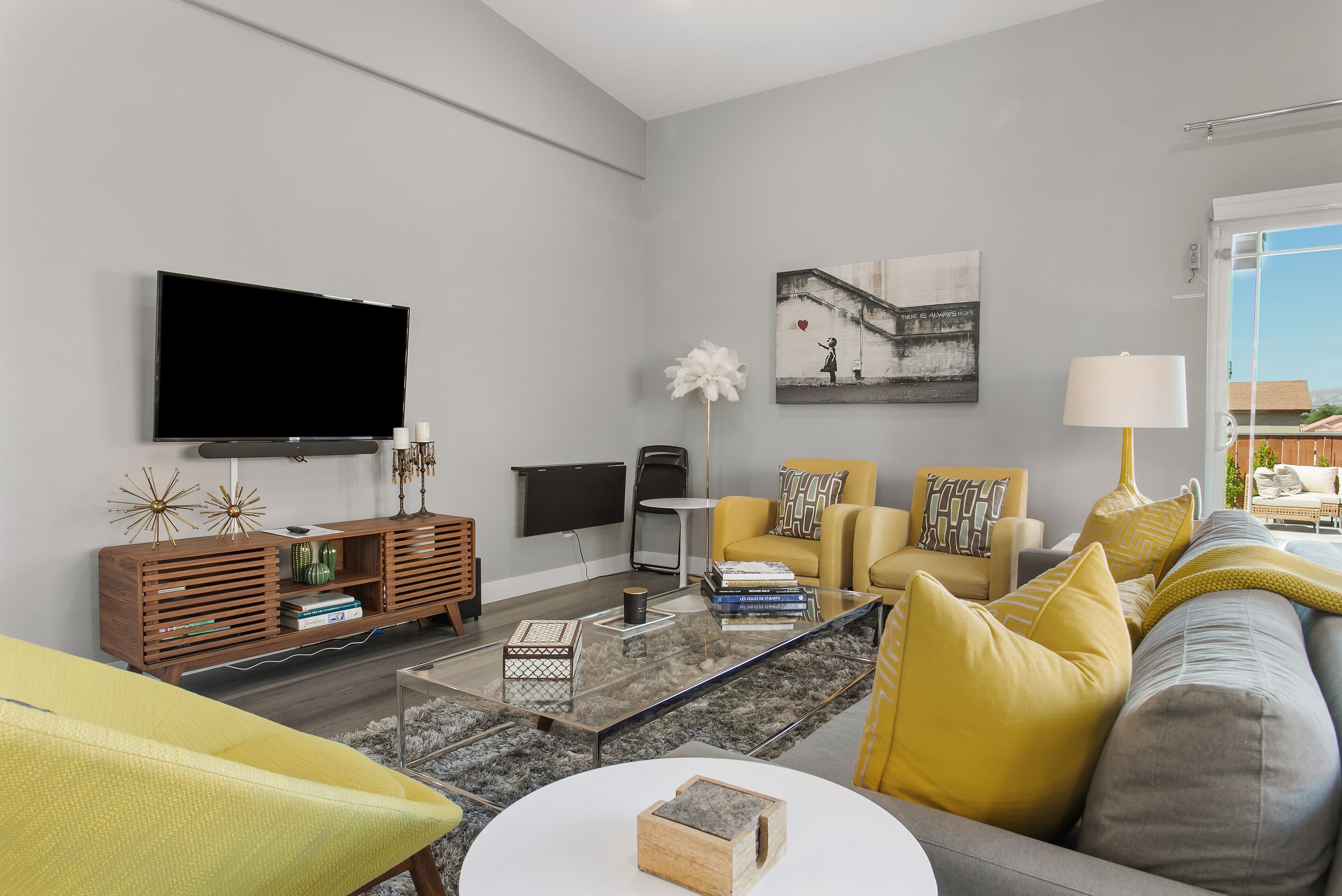 Beautiful Spacious Home with Salt Water Pool & Hot tub near Palm Springs in DHS