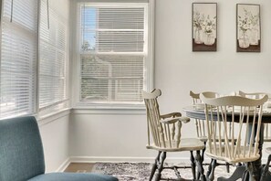 Dining - PROMO 10% MONTHLY DISCOUNT!
Comfy Home w Access to Major Roads/Hwys, Huge Yard (Lombard)