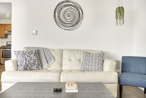 Smart TV, libros y oficina 