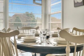 Dining - PROMO 10% MONTHLY DISCOUNT!
Comfy Home w Access to Major Roads/Hwys, Huge Yard (Lombard)